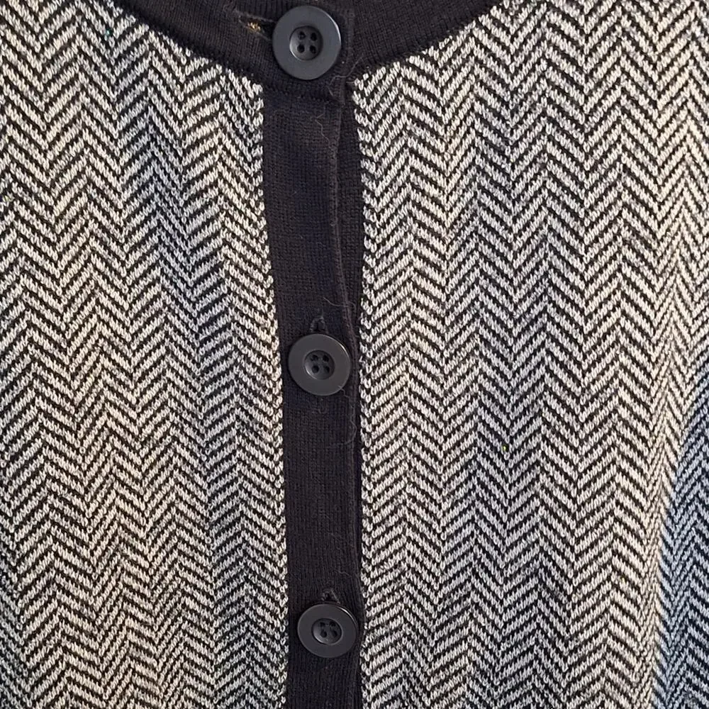 Nouveaux Women's Sweater SzM Knit Gray/Blk Contrast 3Button Closure Nice Look